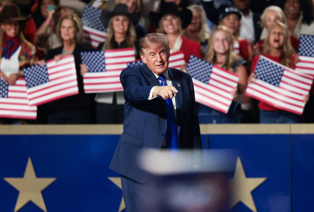 Source-feed image associated with WATCH: Trump promises $5,000 'dividend' for Americans if GOP wins midterms