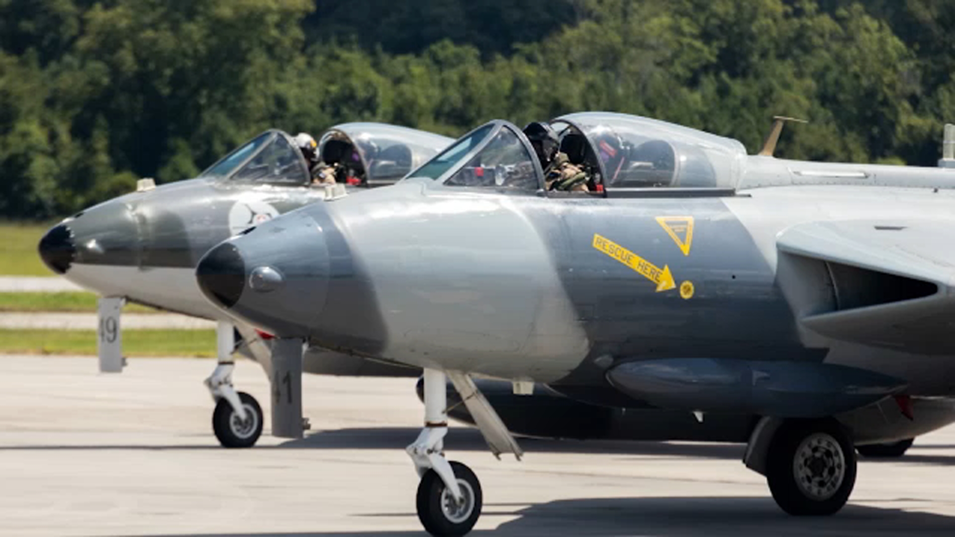 Image from linked report: Pilot rescued after MK-58 Hawker Hunter crashes in Pacific Ocean off coast of Morro Bay, California