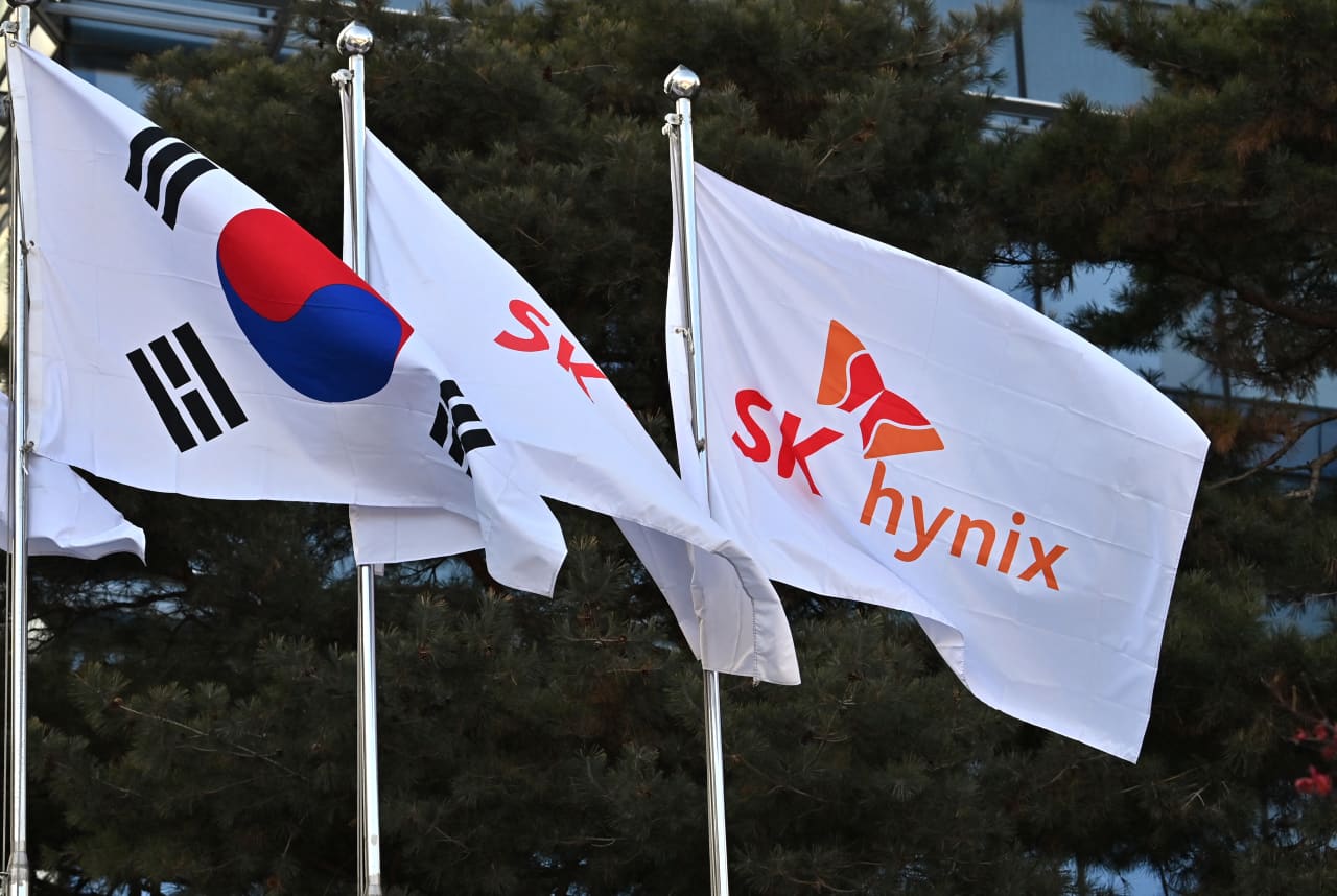 Source-feed image associated with Geopolitical shock exposes SK Hynix leverage after hot ADR debut