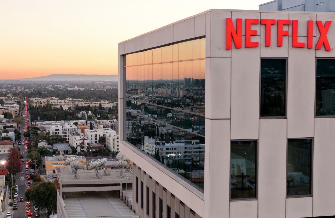 Source-feed image associated with Netflix is getting stingier about its viewing data, and Wall Street isn’t happy
