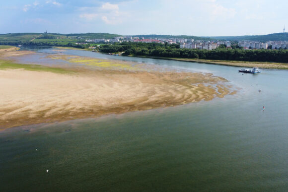 Source-feed image associated with Record-Low Danube Water Levels Leave Boats Beached, Reveal Decades-Old Shipwrecks