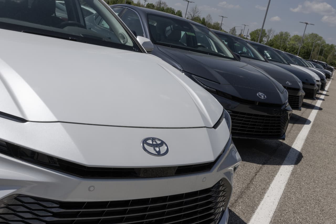 Source-feed image associated with Hybrids are the breakout star of the U.S. car market as EV demand fades