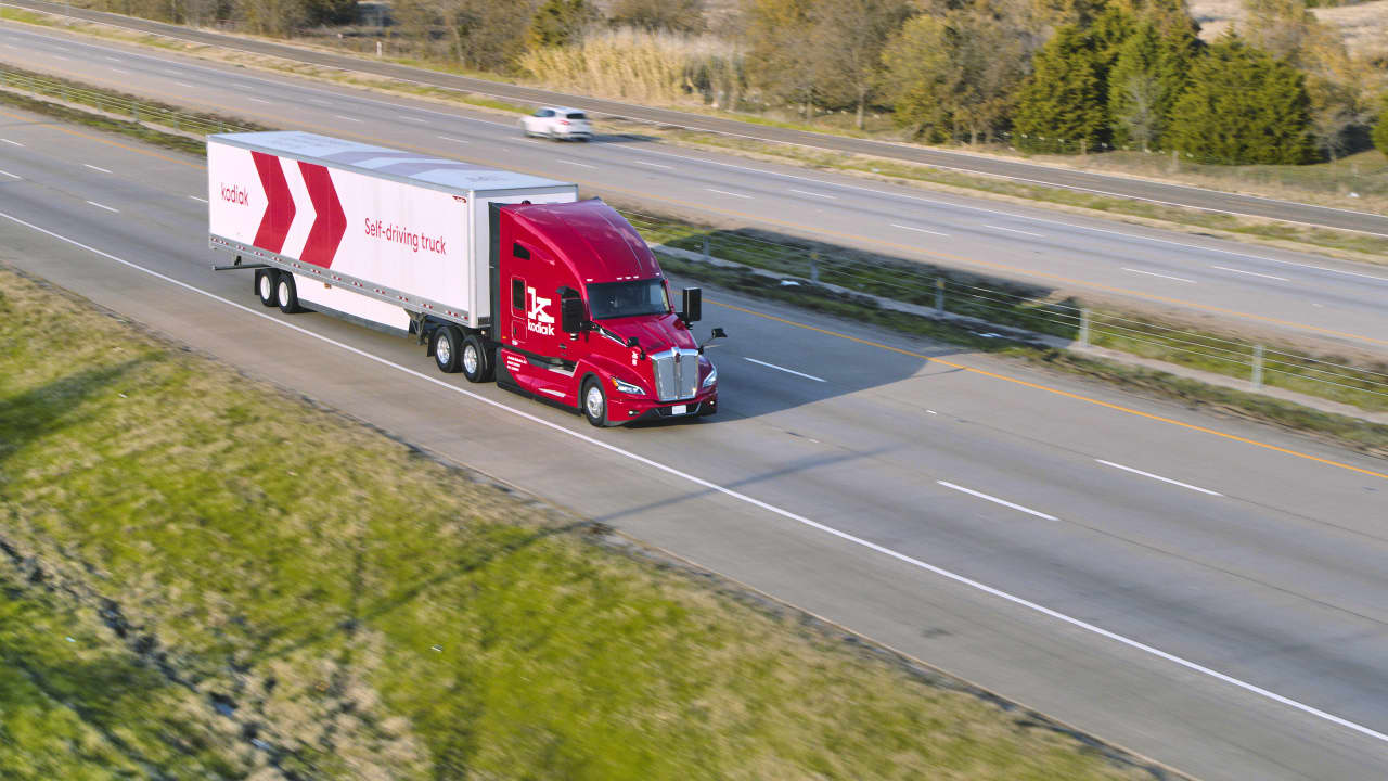 Source-feed image associated with This driverless-truck company could be a ‘long-term winner’ in a market Tesla plans to enter soon