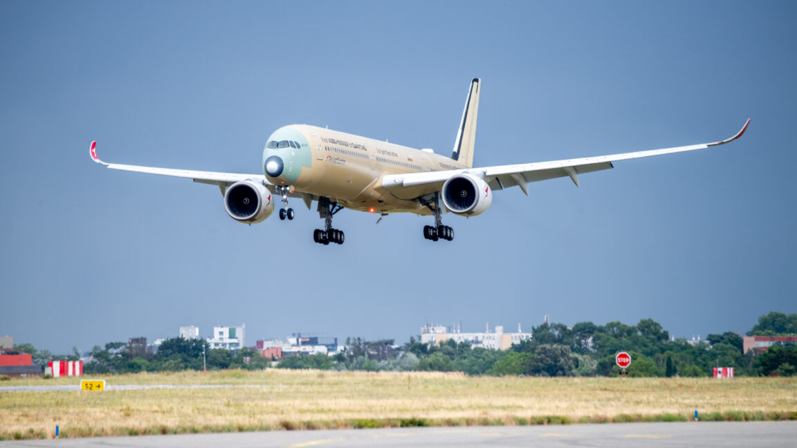 Source-feed image associated with New airliner sets record flying 24 hrs nonstop from Australia to France