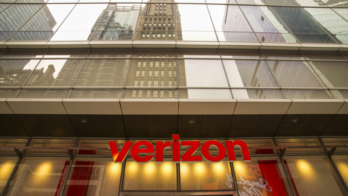 Source-feed image associated with Verizon touts $1B dark fiber deal for Google data centers as first of many