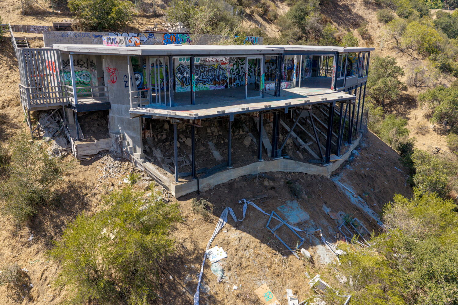 Source-feed image associated with 'It drives me nuts': Mulholland Drive eyesore draws neighbors' ire, safety concerns