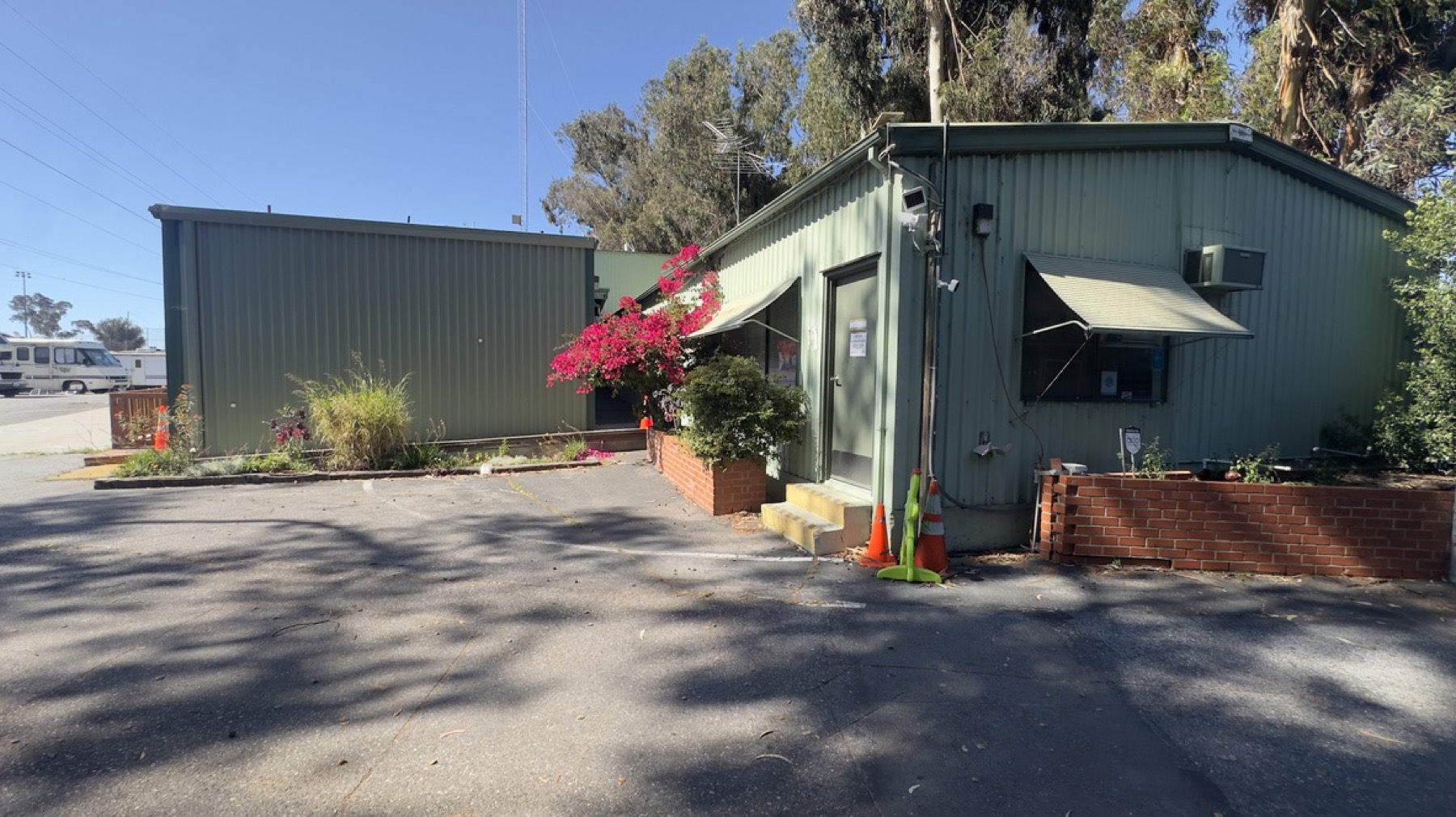 Exterior building and entry area at the Geng safe-parking site